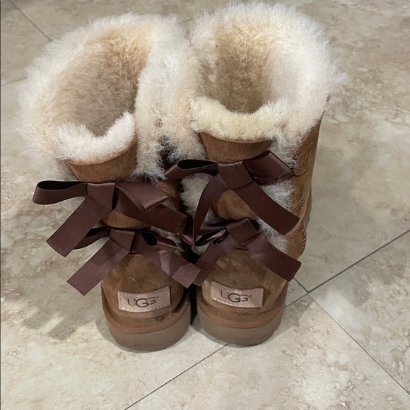 UGG Tan Boots with Cream Fur and Ribbon - Picture 2 of 9